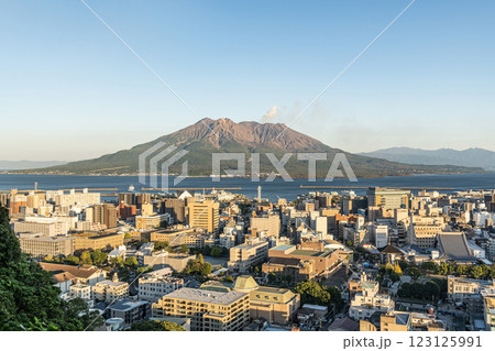 鹿児島県鹿児島市　城山公園展望台から望む夕陽に染まる桜島 123125991