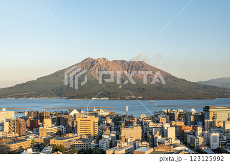 鹿児島県鹿児島市　城山公園展望台から望む夕陽に染まる桜島 123125992