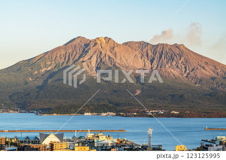 鹿児島県鹿児島市 城山公園展望台から望む夕陽に染まる桜島 鹿児島県鹿児島市 城山公園展望台から望む夕陽に染まる桜島 123125995