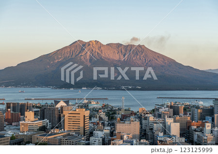 鹿児島県鹿児島市　城山公園展望台から望む夕陽に染まる桜島 123125999