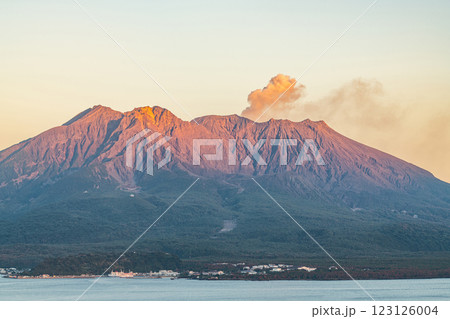鹿児島県鹿児島市 城山公園展望台から望む夕陽に染まる桜島 鹿児島県鹿児島市 城山公園展望台から望む夕陽に染まる桜島 123126004