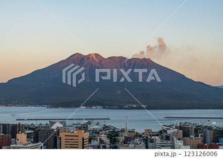 鹿児島県鹿児島市　城山公園展望台から望む夕陽に染まる桜島 123126006