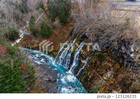 青く美しい北海道の滝 123126235