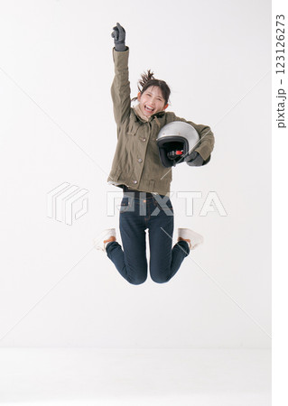 ジャンプする女性ライダー ジャンプする女性ライダー 123126273