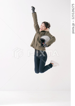 ジャンプする女性ライダー 123126275