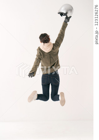 ジャンプする女性ライダー 123126276