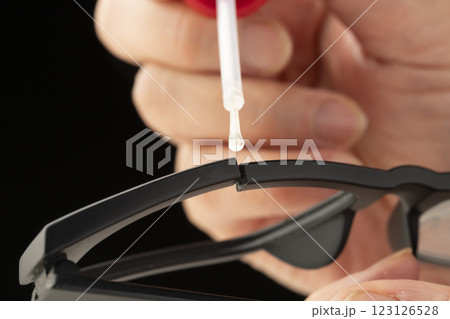 接着剤で割れたメガネフレームを修理する 123126528