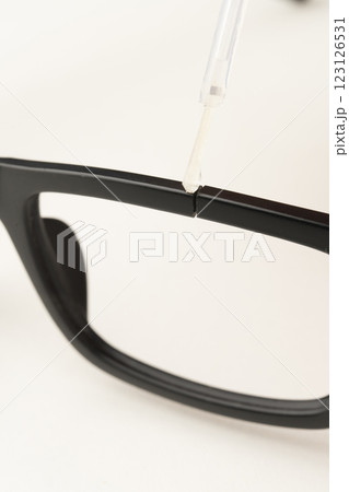 接着剤で割れたメガネフレームを修理する 123126531