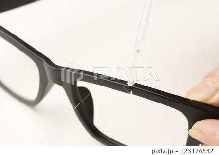 接着剤で割れたメガネフレームを修理する 123126532