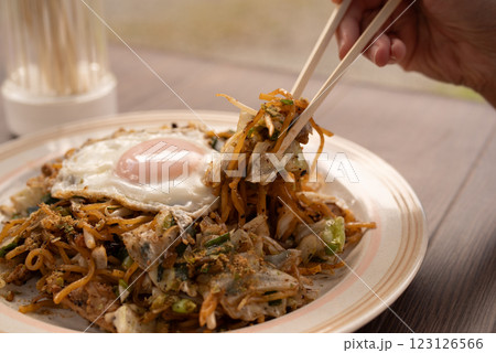 焼きそばを食べる 123126566
