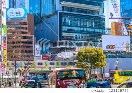 日本の東京都市景観 白看板や移転したハチ公改札。ハチ公の壁画も見えない。脱コロナ…はとバス、カラオケ 日本の東京都市景観 白看板や移転したハチ公改札。ハチ公の壁画も見えない。脱コロナ…はとバス、カラオケ 123126723