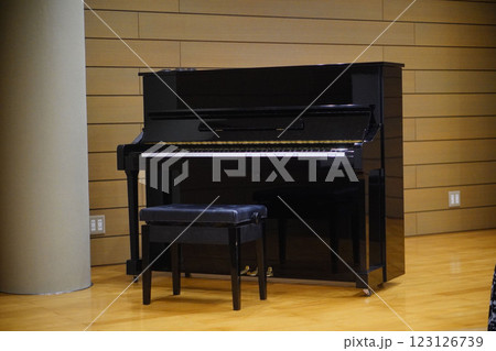 発表ステージに設置されているアップライトピアノ 123126739