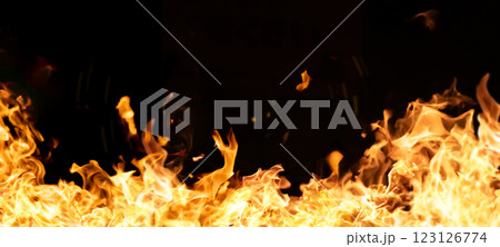 燃え上がる赤い炎の迫力ある画像 123126774