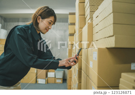 スマホと物流 スマホと物流 123126871