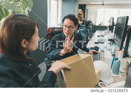 工場事務　物流事務　製造事務　運送事務　現場事務 123126873