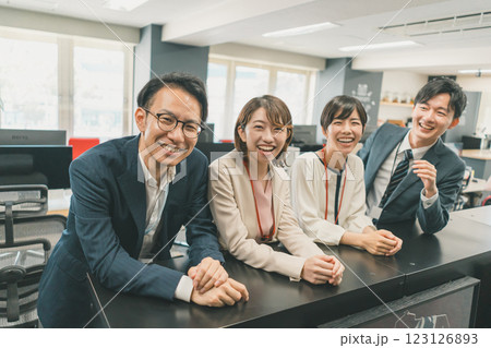 同じ会社で働く仲間 同じ会社で働く仲間 123126893