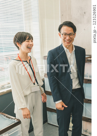 同じ会社で働く仲間 123126901