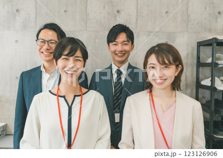 同じ会社で働く仲間 同じ会社で働く仲間 123126906