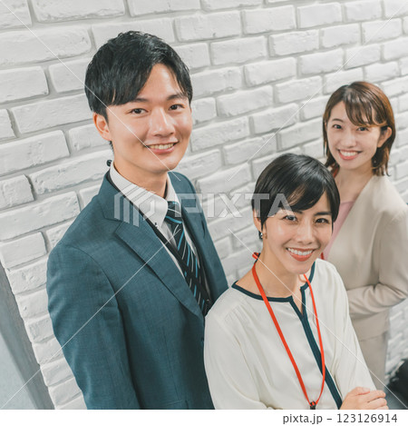 同じ会社で働く仲間 同じ会社で働く仲間 123126914
