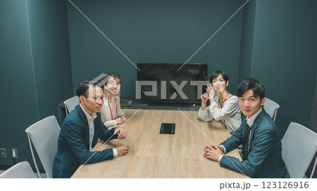 同じ会社で働く仲間 同じ会社で働く仲間 123126916