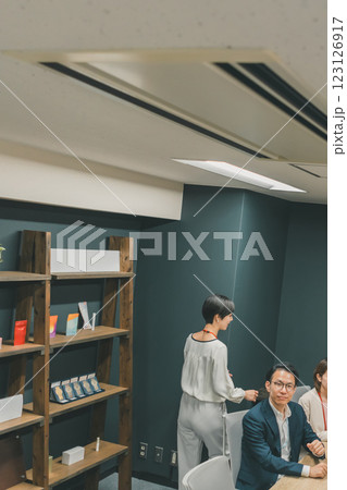 同じ会社で働く仲間 同じ会社で働く仲間 123126917