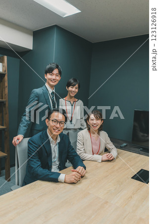 同じ会社で働く仲間 123126918