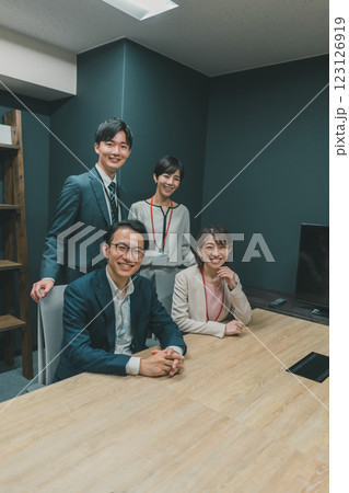 同じ会社で働く仲間 123126919
