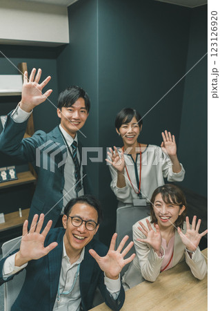 同じ会社で働く仲間 123126920