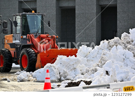 雪の山と除雪車 123127299