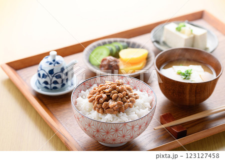 日本料理 ご飯にのせた納豆 日本料理 ご飯にのせた納豆 123127458