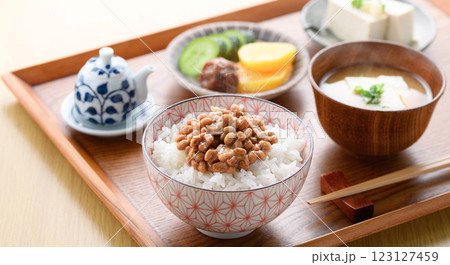 日本料理 ご飯にのせた納豆 日本料理 ご飯にのせた納豆 123127459