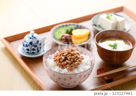 日本料理 ご飯にのせた納豆 123127461