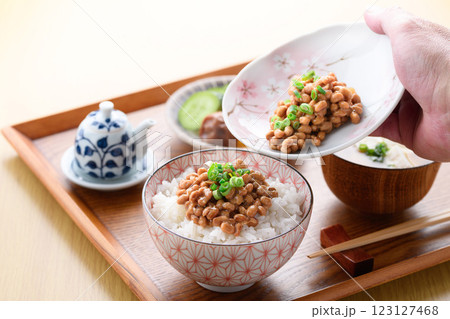 日本料理 ご飯にのせた納豆 123127468