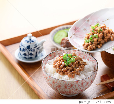 日本料理 ご飯にのせた納豆 日本料理 ご飯にのせた納豆 123127469