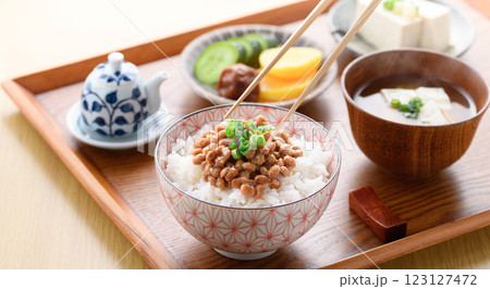 日本料理 ご飯にのせた納豆 123127472