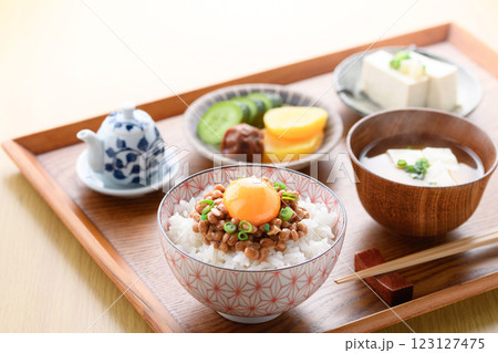 日本料理 ご飯にのせた納豆 日本料理 ご飯にのせた納豆 123127475