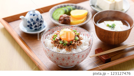 日本料理 ご飯にのせた納豆 日本料理 ご飯にのせた納豆 123127476