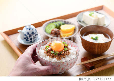 日本料理 ご飯にのせた納豆 123127477