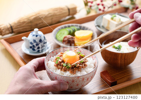 日本料理 ご飯にのせた納豆 日本料理 ご飯にのせた納豆 123127480