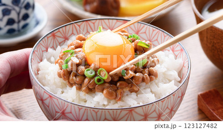 日本料理 ご飯にのせた納豆 日本料理 ご飯にのせた納豆 123127482