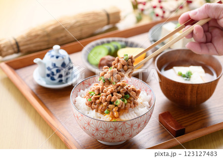日本料理 ご飯にのせた納豆 123127483