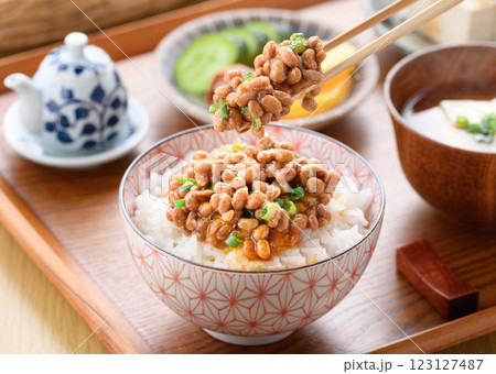 日本料理 ご飯にのせた納豆 123127487