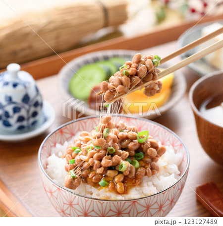 日本料理 ご飯にのせた納豆 日本料理 ご飯にのせた納豆 123127489