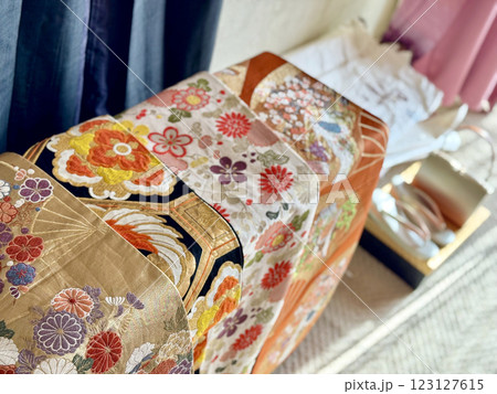 並べた4枚の豪華な着物の帯と小物 123127615