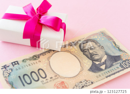 1000円札とプレゼント ギフト 1000円札とプレゼント ギフト 123127725