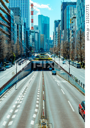 東京の幹線道路 昭和通り 宝町付近のアンダーパス 南方向 2025.02　a-3 ライトカラー 123127771