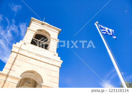 リカヴィトスの丘の鐘楼とギリシャ国旗 123128114