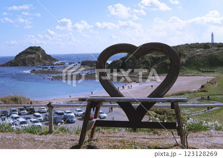 爪木崎:灯台と爪木島を背景にしたハートのベンチ/静岡県下田市 爪木崎:灯台と爪木島を背景にしたハートのベンチ/静岡県下田市 123128269