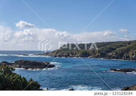 爪木崎:左に田浦島がある海景【伊豆半島ジオパーク・富士箱根伊豆国立公園】静岡県下田市 爪木崎:左に田浦島がある海景【伊豆半島ジオパーク・富士箱根伊豆国立公園】静岡県下田市 123128284