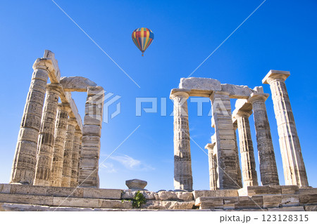 スニオン岬の美しいポセイドン神殿の威容 スニオン岬の美しいポセイドン神殿の威容 123128315